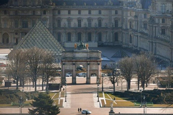 Tourists were cleared from around the Louvre museum in Paris on February 3, 2017 after a soldier shot a machete-wielding man