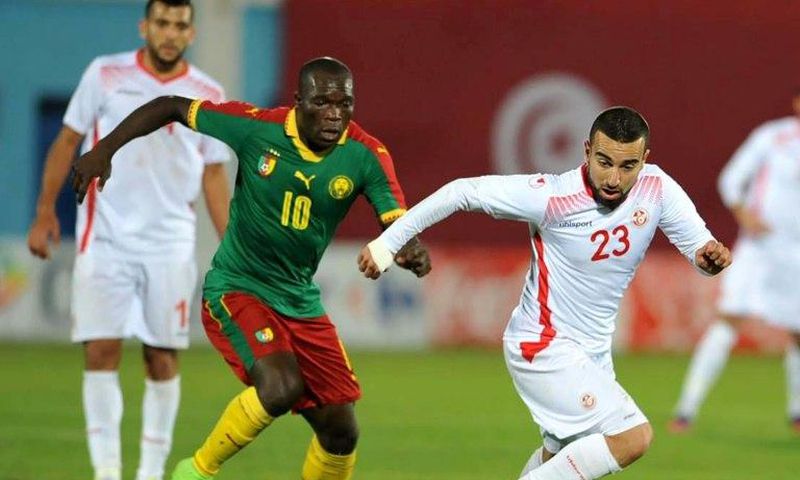 Cameroon's Vincent Aboubakar (L) vies with Tunisia's Naim Sliti (R) during their match on March 24, 2017 at the Ben Jannet stadium in Monastir
