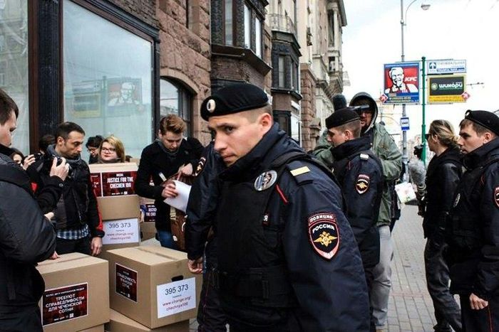 Russian policemen surround activists in central Moscow on May 11, 2017