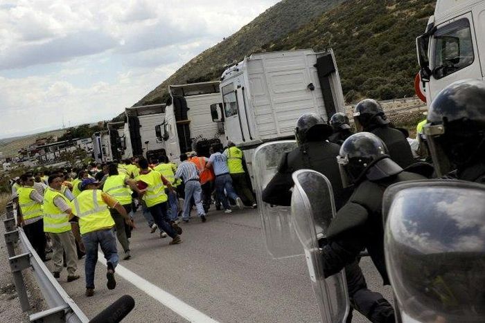Spanish police have found eight Iraqis in a refrigerated truck