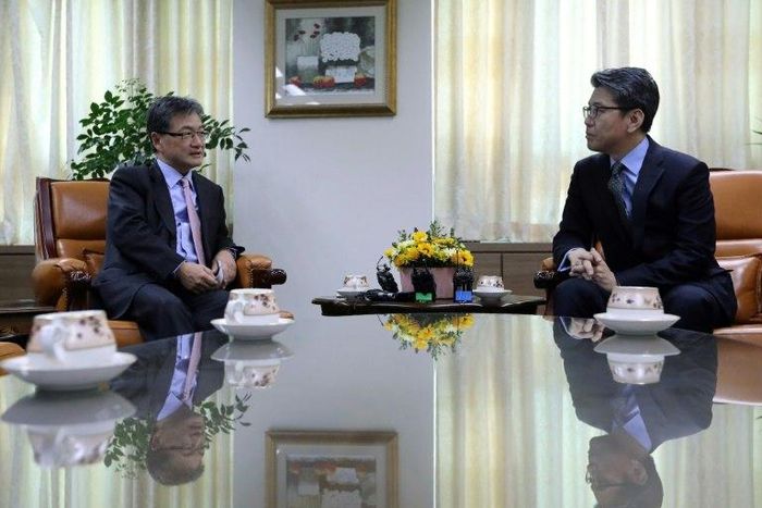 US State Department's Special Representative for North Korea Policy Joseph Yun (L) talks with South Korea's Special Representative for Korean Peninsula Peace and Security Affairs Kim Hong-kyun in 2016