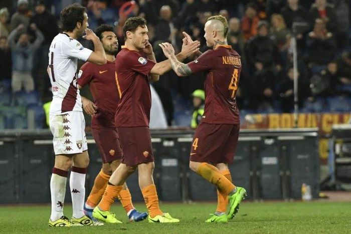 Roma's midfielder Radja Nainggolan (R) celebrates with his teammate Francesco Totti, after scoring on February 19, 2017