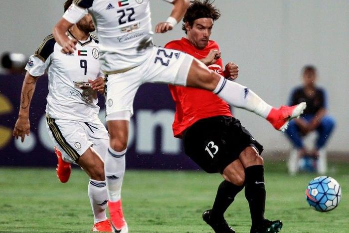 UAE Al-Wahda FC's Hungarian midfielder Balazs Dzsydzsak vies for the ball against Uruguayan Gonzalo Viera of Qatar's al-Rayyan SC during their AFC Champions League group D football match at Al-Nahyan Stadium in Abu Dhabi on April 24, 2017