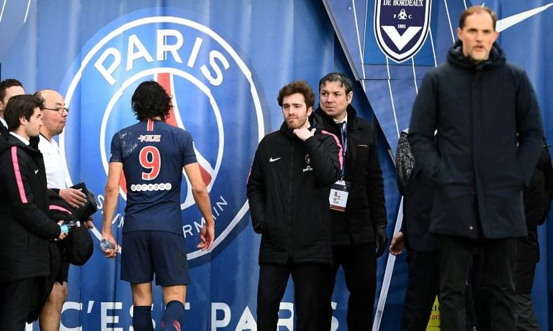 Edinson Cavani came off injured after scoring a penalty as PSG beat Bordeaux 1-0 on Saturday