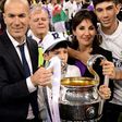 Real Madrid's coach Zinedine Zidane (L), his wife Veronique and their children Enzo, Luca and Theo hold the trophy after Real Madrid won the UEFA Champions League final on June 3, 2017