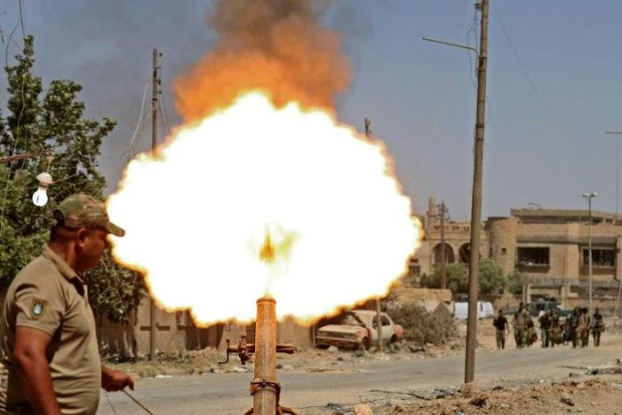 Iraqi forces fire mortar rounds on Islamic State group positions in the Zanjili neighbourhood of Mosul on May 31, 2017