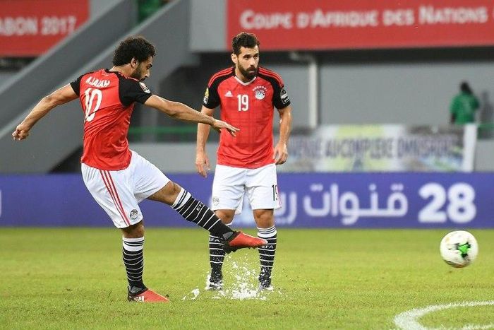 Egypt's forward Mohamed Salah (L) takes a free kick to score a goal during the 2017 Africa Cup of Nations group D football match against Ghana in Port-Gentil on January 25, 2017