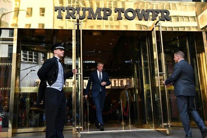 New York City Mayor Bill de Blasio leaves Trump Tower after meetings with President-elect Donald Trump November 16, 2016 in New York
