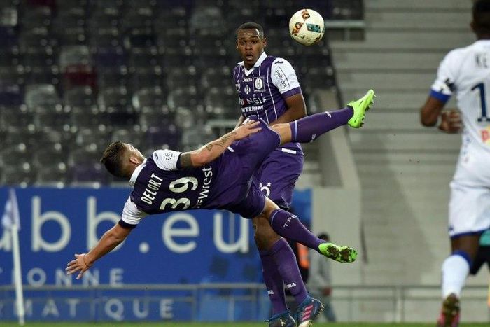 Toulouse's Andy Delort (C) scores a goal during their French Ligue 1 match against Bastia, at the Municipal Stadium in Toulouse, on February 11, 2017