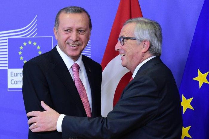 Turkey's President Recep Tayyip Erdogan (left) meets European Commission President Jean-Claude Juncker in Brussels in 2015