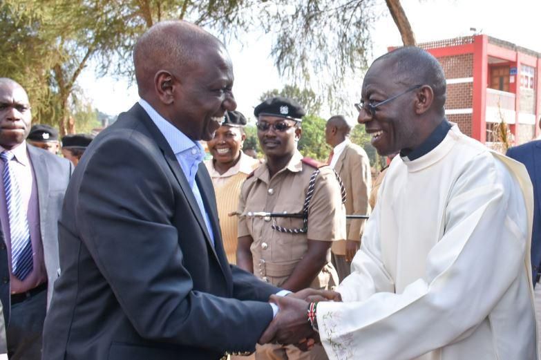 Drama as crowd blocks DP Ruto from boarding his chopper