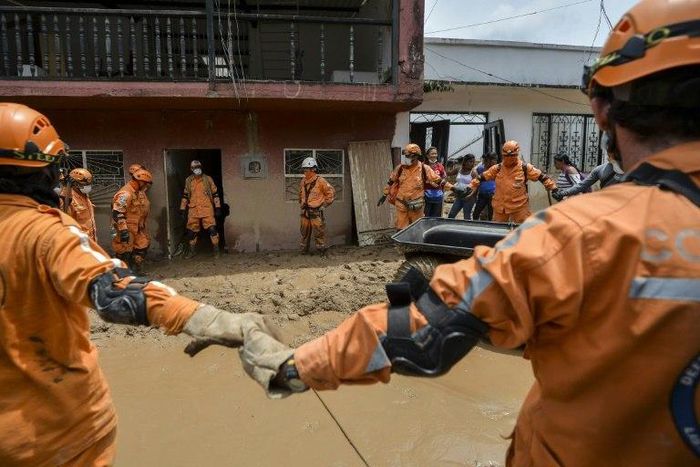 Members of Colombian civil defense teams are continuing a search for victims of the Mocoa mudslide