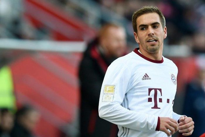 Bayern Munich's Philipp Lahm has offered Schalke tips on how to avoid being the next victims of a pounding in Wednesday's German Cup quarter-final