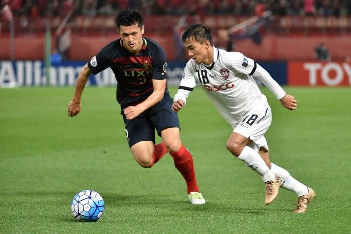Kashima Antlers defender Naomichi Ueda (left) competes for the ball with Muangthong United's Chanathip Songkrasin during their AFC Champions League match in Kashima on May 10, 2017