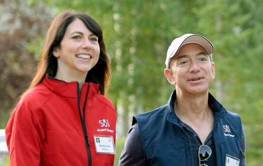 Amazon founder Jeff Bezos (R) and his wife, MacKenzie Bezos, have finalized their divorce