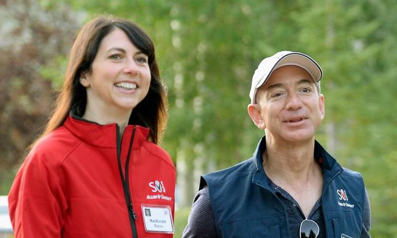 Amazon founder Jeff Bezos (R) and his wife, MacKenzie Bezos, have finalized their divorce