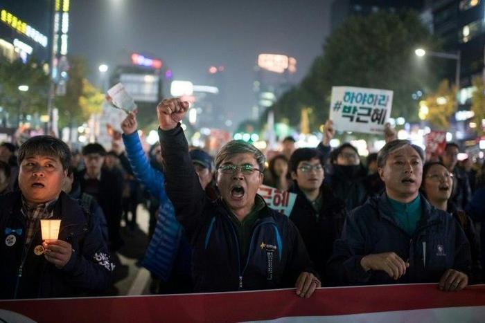 South Korean President Park Geun-Hye says said she would be willing to step down early after coming under huge pressure to quit over an influence peddling scandal that has drawn more than a million people onto the streets in protest