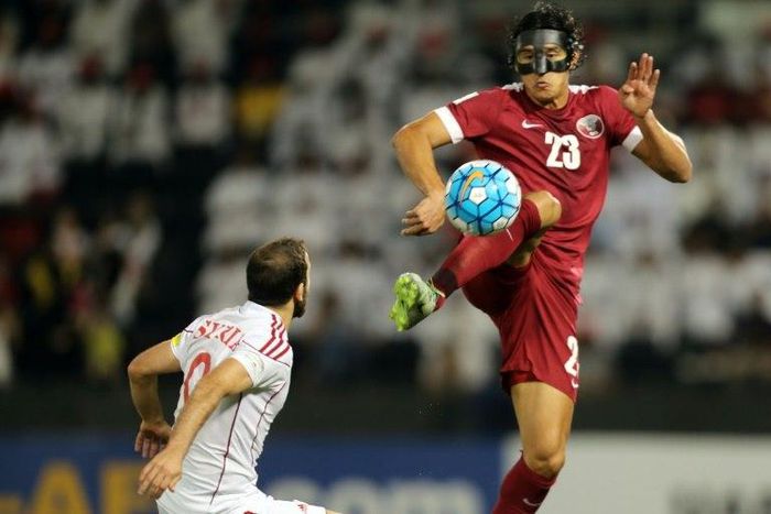 Qatar's Sebastian Soria (R) controls the ball ahead of Syria's Mahmoud al-Mawas during the 2018 World Cup qualifying football match between Qatar and Syria at the Jassim Bin Hamad Stadium in Doha on October 11, 2016