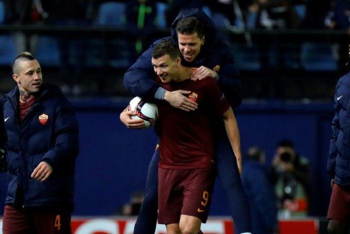 Roma's Edin Dzeko (C) celebrates at the end of their Europa League round of 32 1st leg match against Villarreal, at El Ceramica stadium in Vila-real, on February 16, 2017