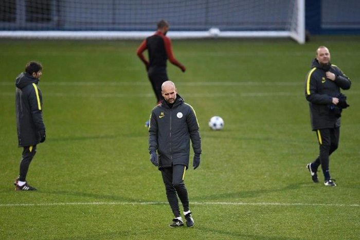 Manchester City's manager Pep Guardiola (C) trains with players on February 20, 2017