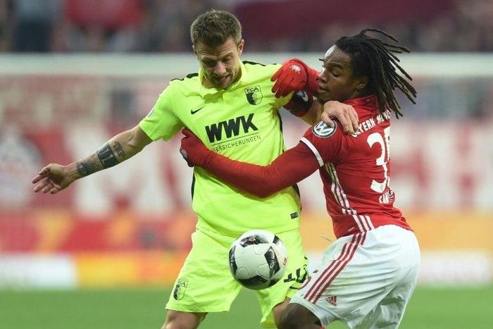 Augsburg's Daniel Baier (L) and Bayern Munich's Renato Sanches push and shove during the match in Munich, southern Germany on October 26, 2016