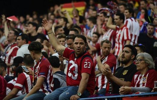 Atletico Madrid football fans wait for the start of the UEFA Champions League quarter final first leg football match against Leicester City at the Vicente Calderon stadium in Madrid on April 12, 2017
