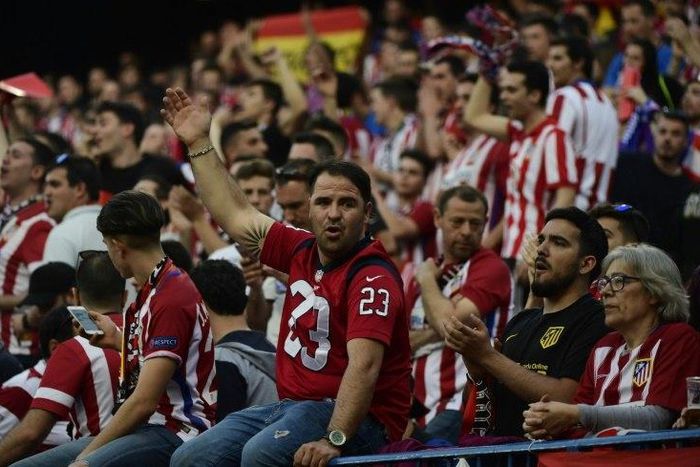 Atletico Madrid football fans wait for the start of the UEFA Champions League quarter final first leg football match against Leicester City at the Vicente Calderon stadium in Madrid on April 12, 2017