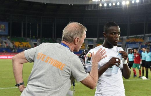 Ivory Coast's coach Michel Dussuyer (L) speaks to defender Eric Bailly ahead of the team's Africa Cup of Nations match against Morocco on January 24, 2017