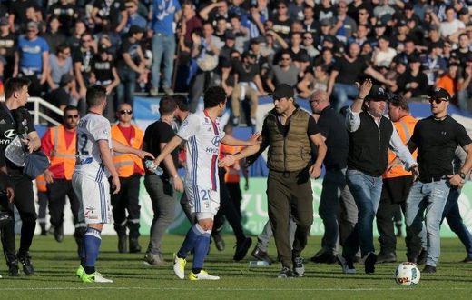 A Bastia's official (C-R) argues with Lyon's Brazilian defender Rafael da Silva (C-L) during scuffles at half-time between some of Lyon's players and Bastia's officials, during the French L1 football match Bastia vs Lyon on April 16, 2017
