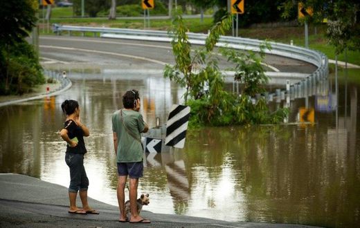 Floods in parts of eastern Australia after a cyclone have deemed hundreds of homes uninhabitable