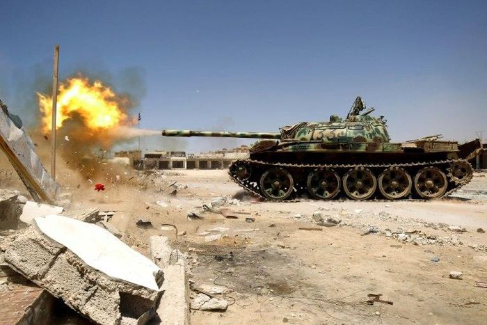 Members of the Libyan National Army (LNA), which is loyal to strongman Khalifa Haftar, fire a tank during fighting against jihadists in Benghazi on May 20, 2017