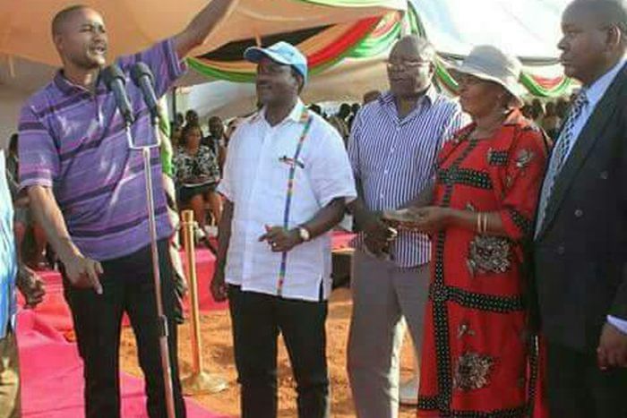 Mwingi North MP Aspirant Mutati Nzoka Sonko gives a hefty donation in a harambee in a public event as Wiper Party Leader H.E. Kalonzo Musyoka looks on.