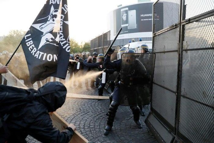 Anti-fascists clashed with police following the announcement of the results of the first round of the Presidential election
