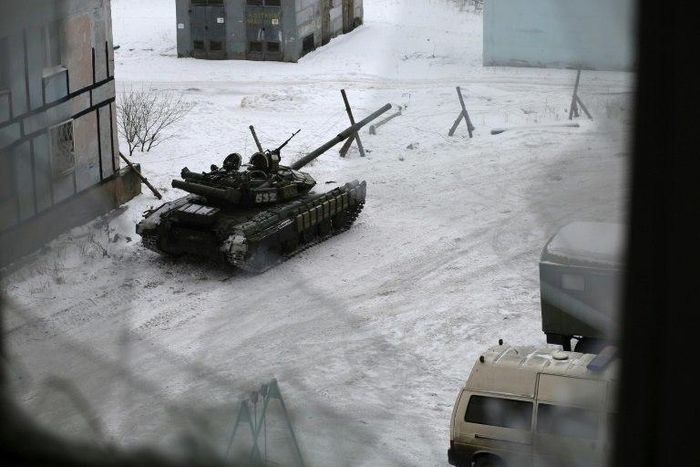 A tank from the Ukrainian Forces is stationed outside a building in the flashpoint eastern town of Avdiivka on February 2, 2017