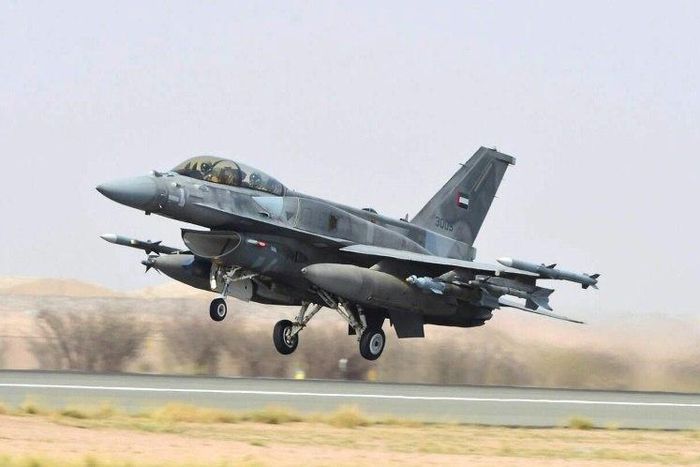 A Saudi-led Arab coalition air strike tried to target rebels on the southern outskirts of the Red Sea port of Khoukha