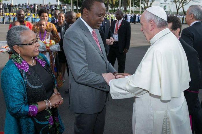___6475786___https:______static.pulse.com.gh___webservice___escenic___binary___6475786___2017___4___4___12___Uhuru+receives+Pope+Francis+in+Kenya