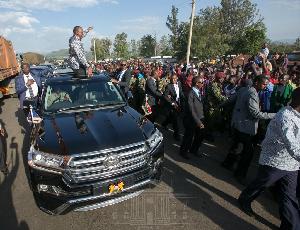 President Uhuru Kenyatta waves to the crowd during his unofficial tour of Kisumu (Twitter)