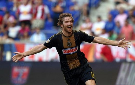 Venezuelan footballer Fernando Aristeguieta is among players in the US mourning the deaths of their compatriots and friends in Venezuela's deadly political crisis