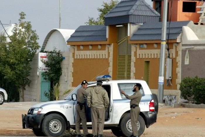 Saudi security personnel surround a rest house at the al-Munissiyah district, north-east of Riyadh, during a search for Al-Qaeda terror suspects on January 16, 2006
