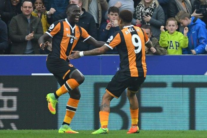 Hull City's Oumar Niasse (L) celebrates with teammate Abel Hernandez after scoring the opening goal of their English Premier League football match against Swansea City on March 11, 2017