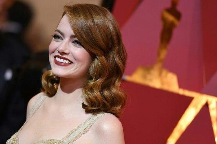 Emma Stone wins Best Actress in a Leading Role for "La La Land"