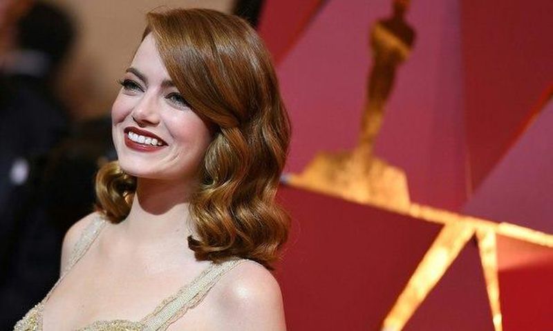 Emma Stone wins Best Actress in a Leading Role for "La La Land"