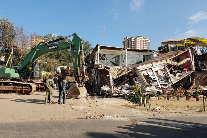 Prime Place Restaurant demolished for being on Kenya Railways land reserve (Twitter)