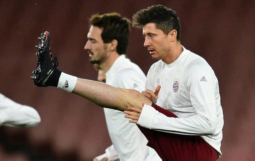 Bayern Munich's Robert Lewandowski (R) attends a team training session ahead a Champions League match in London, in March 2017