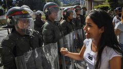 National guard members seen in Caracas as supporters of opposition leader Juan Guaido hand out leaflets offering amnesty to members of the military who defect to his camp