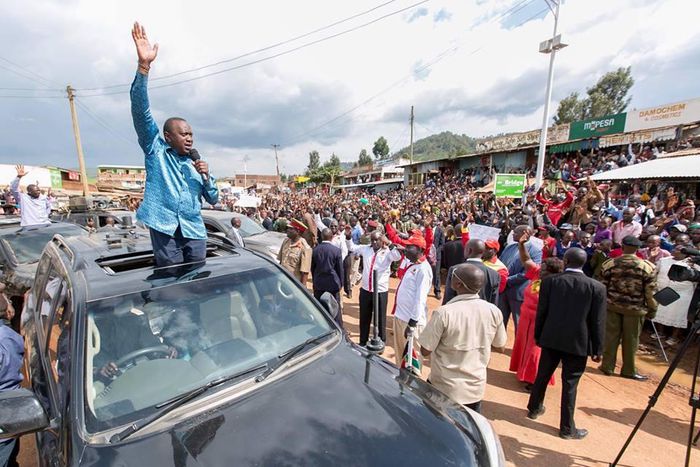 President Uhuru Kenyatta addresses residents of Ikonge and Ekerenyo in Nyamira County.
