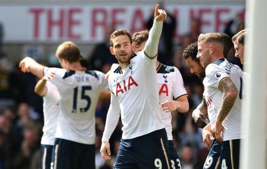 Tottenham Hotspur's Vincent Janssen (C) celebrates with teammates after scoring their fourth goal against Bournemouth at White Hart Lane in London, on April 15, 2017