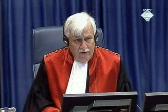 International Criminal Tribunal judge Alphons Orie is seeking Interpol's help to arrest three Serbs accused of witness-tampering in a case against Serb ultranationalist Vojislav Seselj