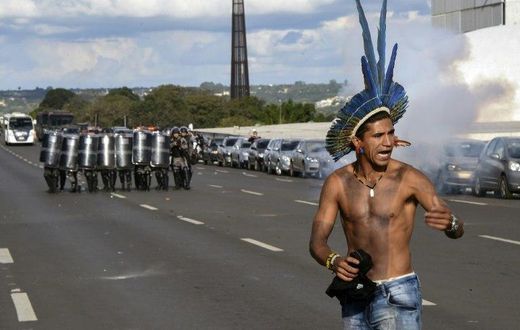 Brazilian indians from diverse ethnic groups clash with police during their annual march for their rights, in Brasilia, on April 25, 2017