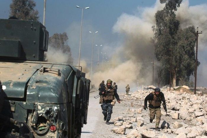 Smoke billows in the background as Iraqi forces advance on Mosul airport during an offensive to retake the western side of the city from jihadists of the Islamic State group on February 23, 2017